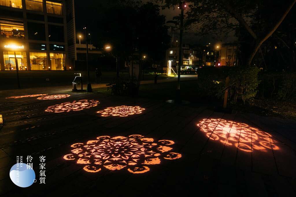 燈組作品〈門紅〉藝術家以客家傳統剪紙「五福圖」的做法，剪出傳統吉祥寓意的蝴蝶(福)、鹿(祿)、壽桃(壽)，再將詩作中提到的獅子意象穿插其中(圖片來源：臺北市政府客家事務委員會)