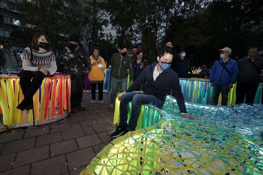 Mayor Visits Lantern Festival Partner Stores, Explores Unique Lantern Displays