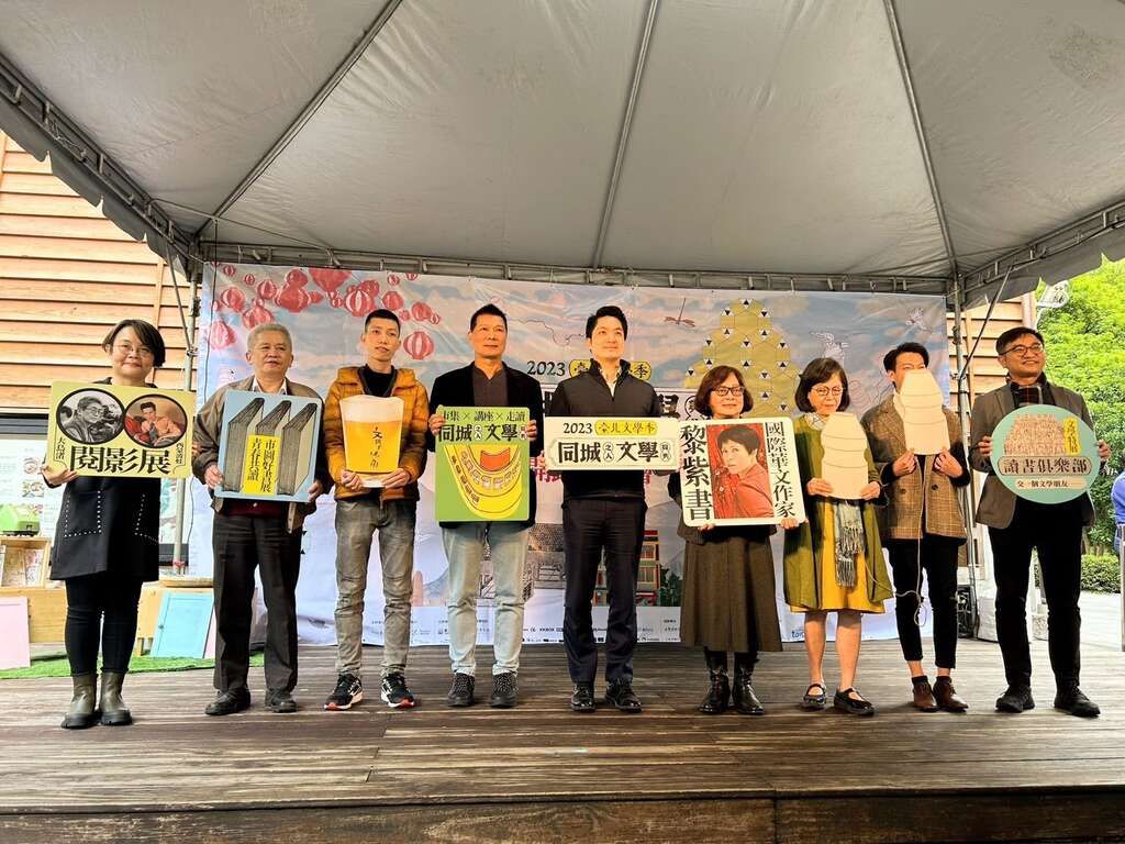 左起阅影展策展人杨元铃、台北市立图书馆馆长洪哲义、作家曾伟林、台北市文化局长蔡诗萍、台北市长蒋万安、总策画封德屏、作家廖玉蕙、作家萧诒徽(图片来源：台北市政府文化局)