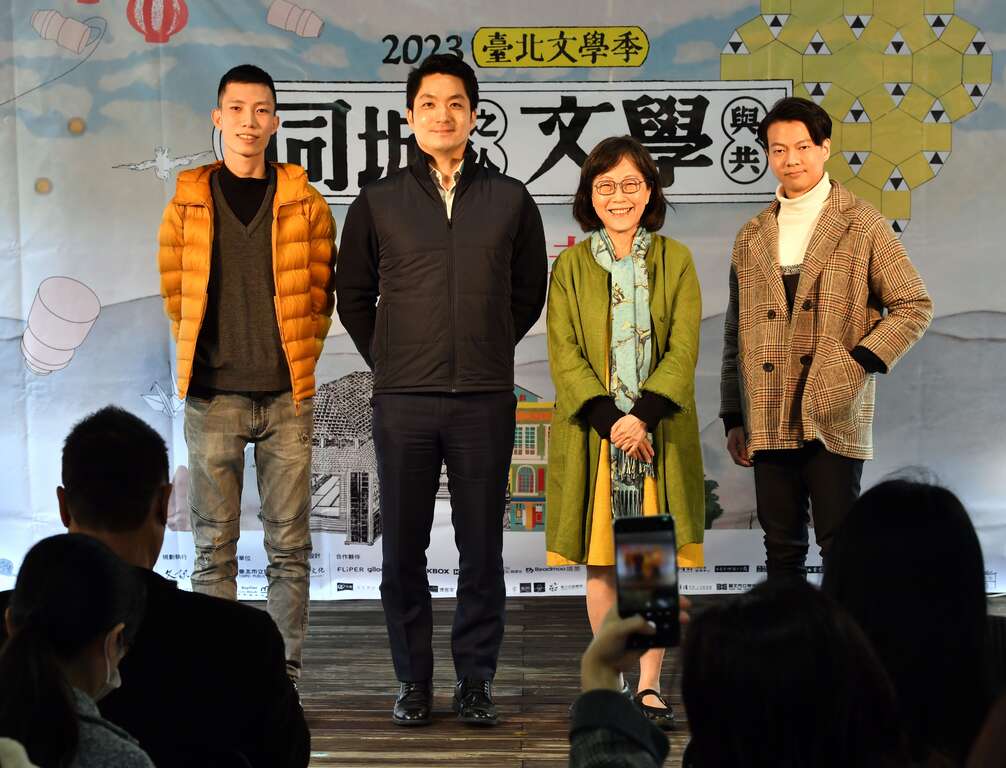 蔣萬安市長與共同接力朗讀的作家合影(左起曾偉林、廖玉蕙、蕭詒徽) (圖片來源：臺北市政府文化局)