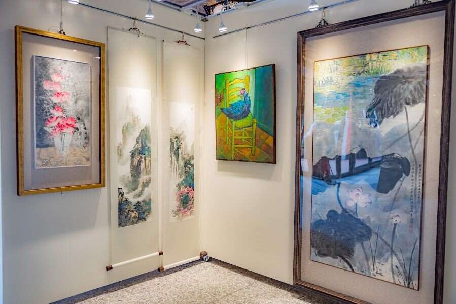 辛亥光復樓在2樓舉辦「東西方論戰」畫展(圖片來源：臺北市政府工務局公園路燈工程管理處)