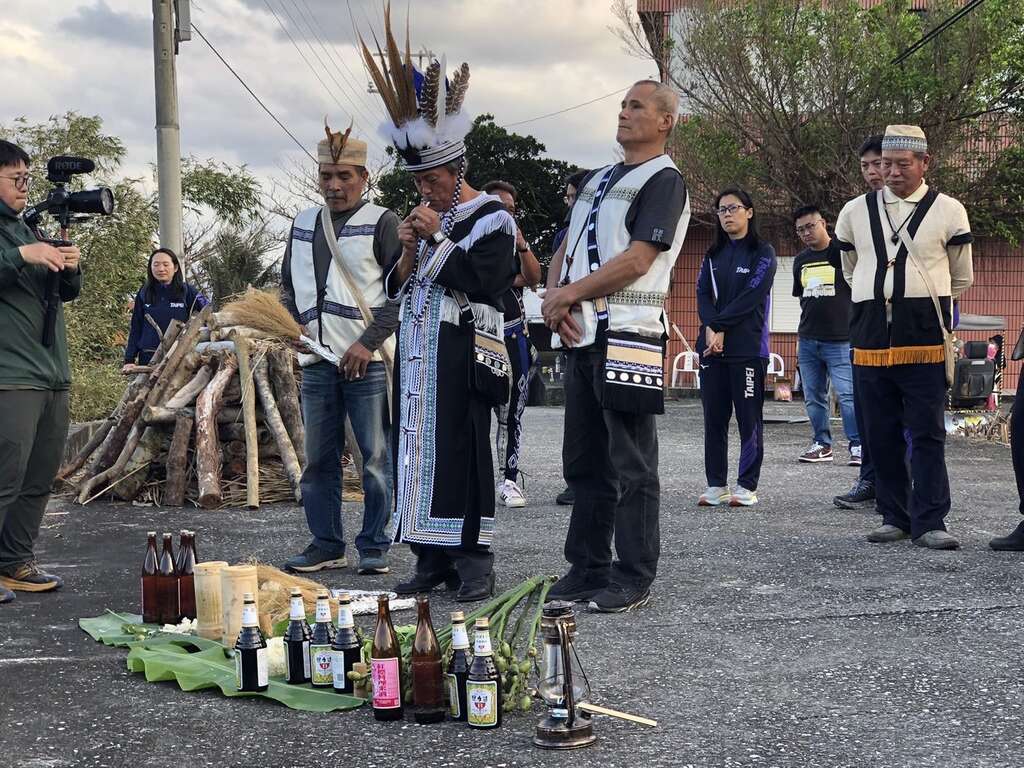 第二站噶玛兰族，祈求祖灵保佑取火团队、圣火传递及运动会顺利成功(图片来源：台北市政府体育局)