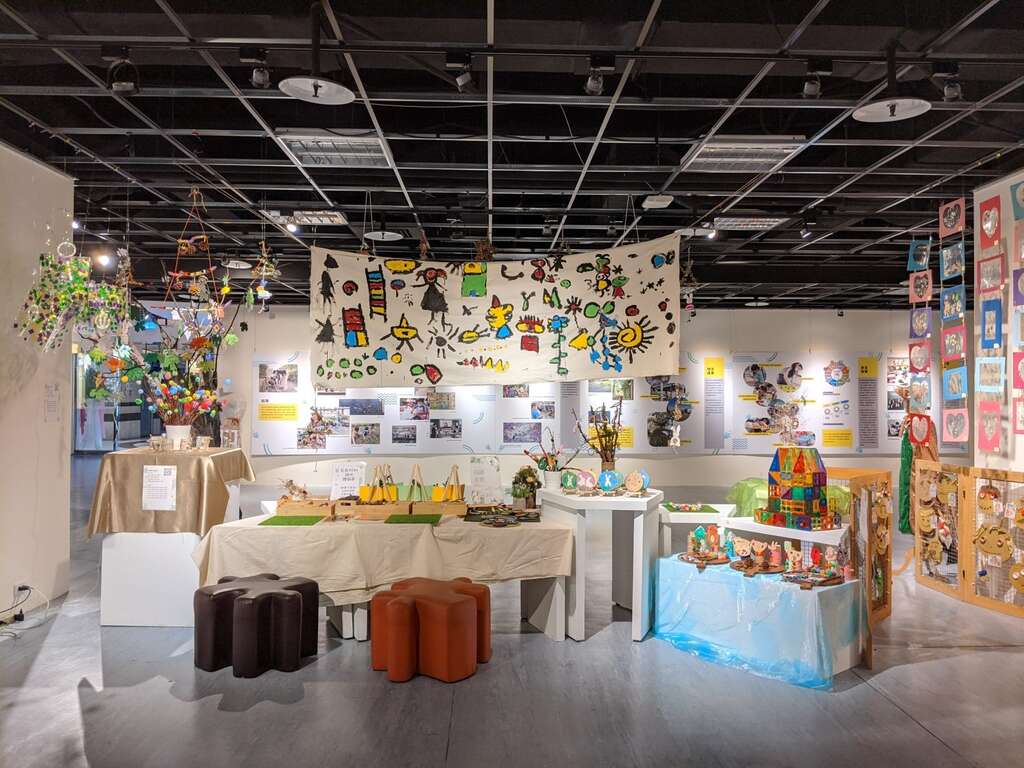 展覽中「創作體驗區」提供民眾使用現場準備的大自然與藝術媒材進行自由創作。(圖片來源：臺北市青少年發展暨家庭教育中心)