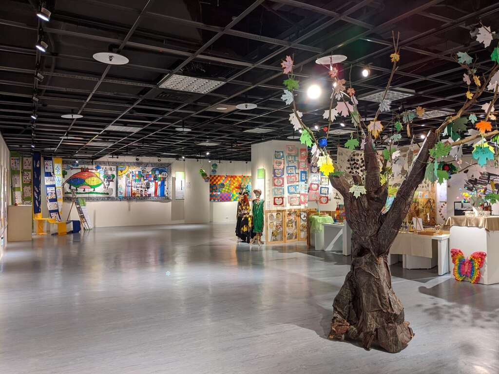 臺北市博嘉實驗國小課程以美感創意為特色，創校50週年之際舉辦「憶起玩美」美感教育成果展，展覽即日起至3月5日在臺北市青少年發展暨家庭教育中心5樓藝文沙龍盛大展出，邀請民眾一起來「玩」出「美」力。Play together！(圖片來源：臺北市青少年發展暨家庭教育中心)