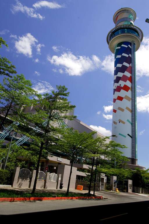 北投焚化廠煙囪120公尺高處設有旋轉景觀餐廳(圖片來源：臺北市政府環境保護局)