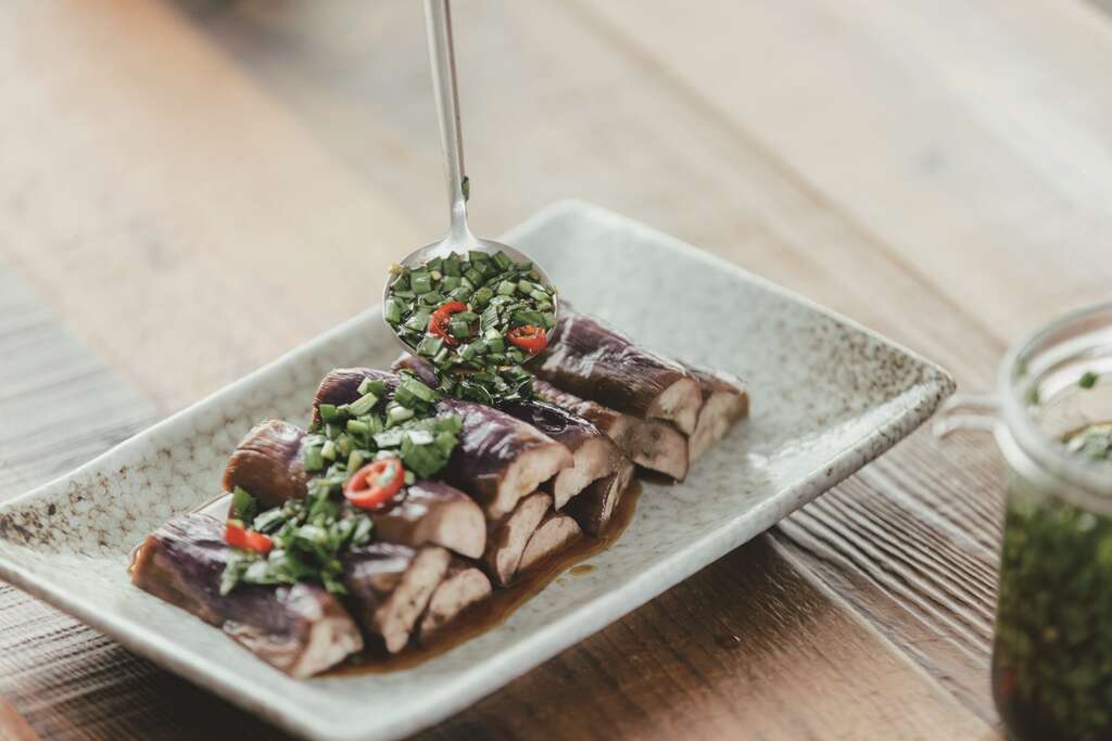 腌渍过後的食材、酱料能为茄子等日常料理增添风味。（摄影／蔡耀徵）