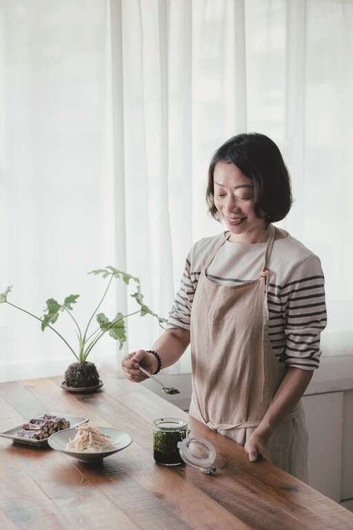范丽雯腌渍春日产的韭菜，并以此作为拌面和茄子的调味佐酱。（摄影／蔡耀徵）