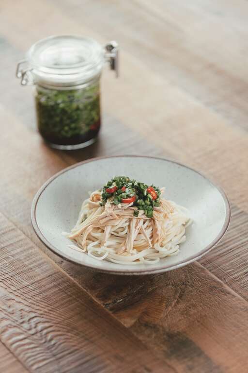 酱渍韭菜鸡丝拌面。（摄影／蔡耀徵）