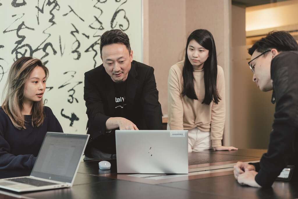 数位转型顾问在掌握客户状况後，透过团队讨论与分析研拟出对应的转型策略。（摄影／蔡耀徵）