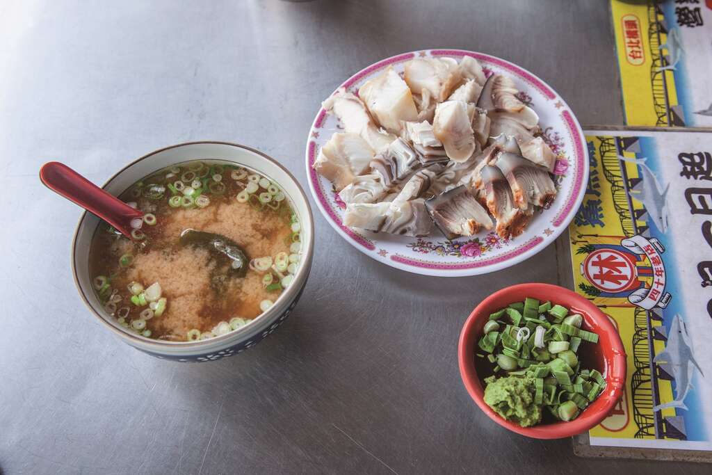 「林家鲨鱼烟」的综合拼盘与味噌汤，每一口都是满满鲜味。（图／Hally）