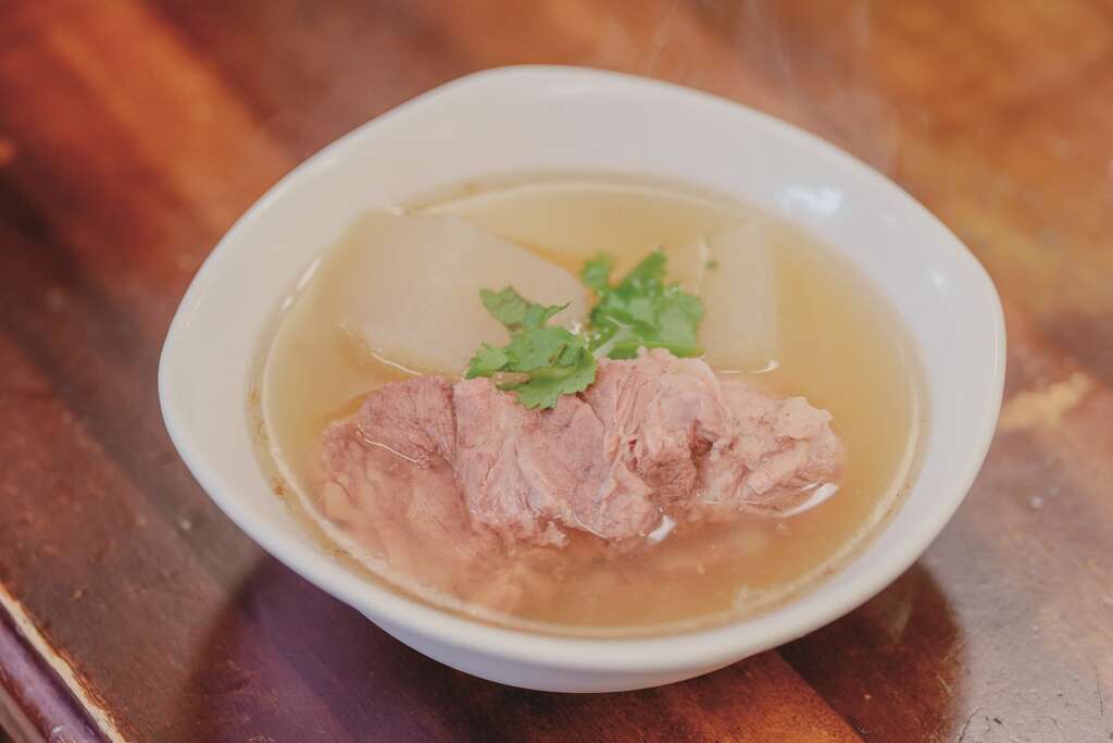 「一肥仔」的排骨汤炖煮功力一流，用筷子即可轻松食用松软且入味的排骨肉。（摄影／彭柏璋）