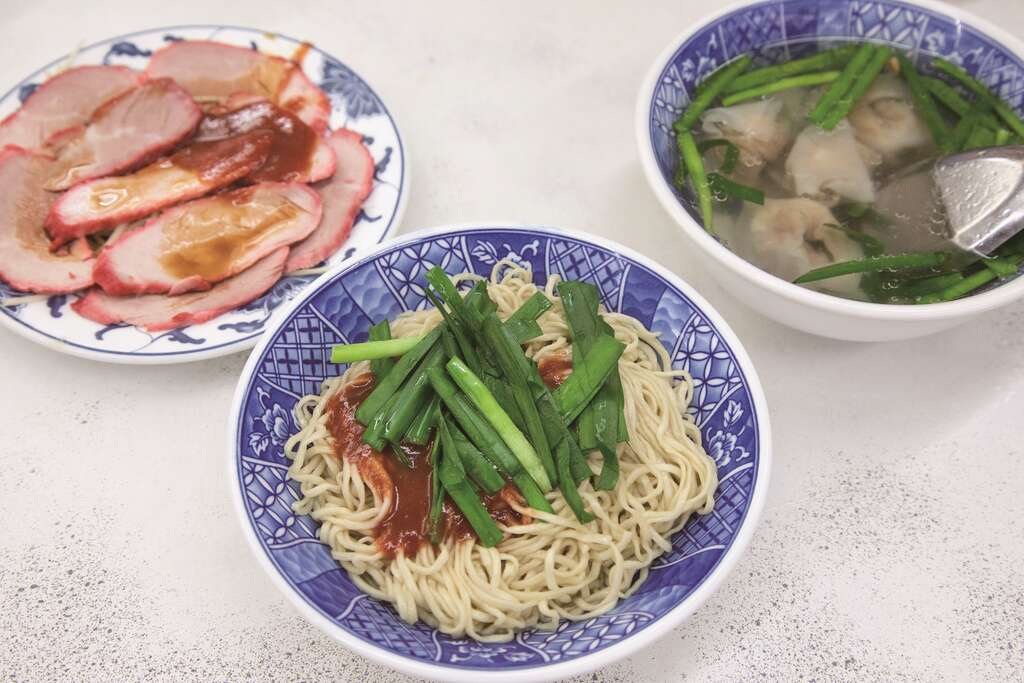 「意麵王」簡單卻令人驚豔的意麵，搭配餡料飽滿的餛飩湯，是最佳絕配。（圖／Hally）