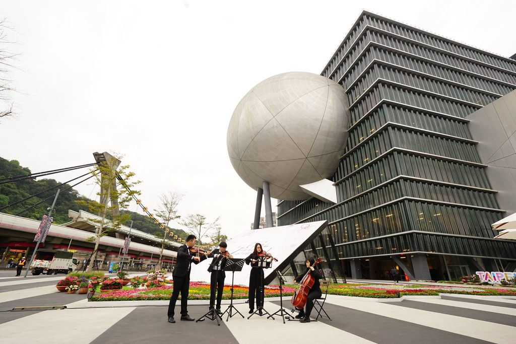 台北愛樂交響樂團演奏《花之圓舞曲》，呼應現場百花齊放之春日氛圍。
