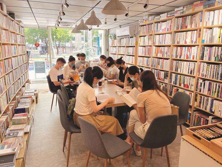 書店裡的獨角獸 - 有河書店 - 20220828-1 (Copy)