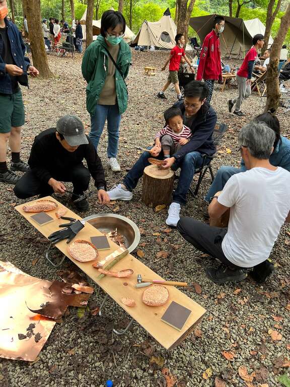 手打人生銅藝課程(圖片來源：臺北市政府工務局公園路燈工程管理處)