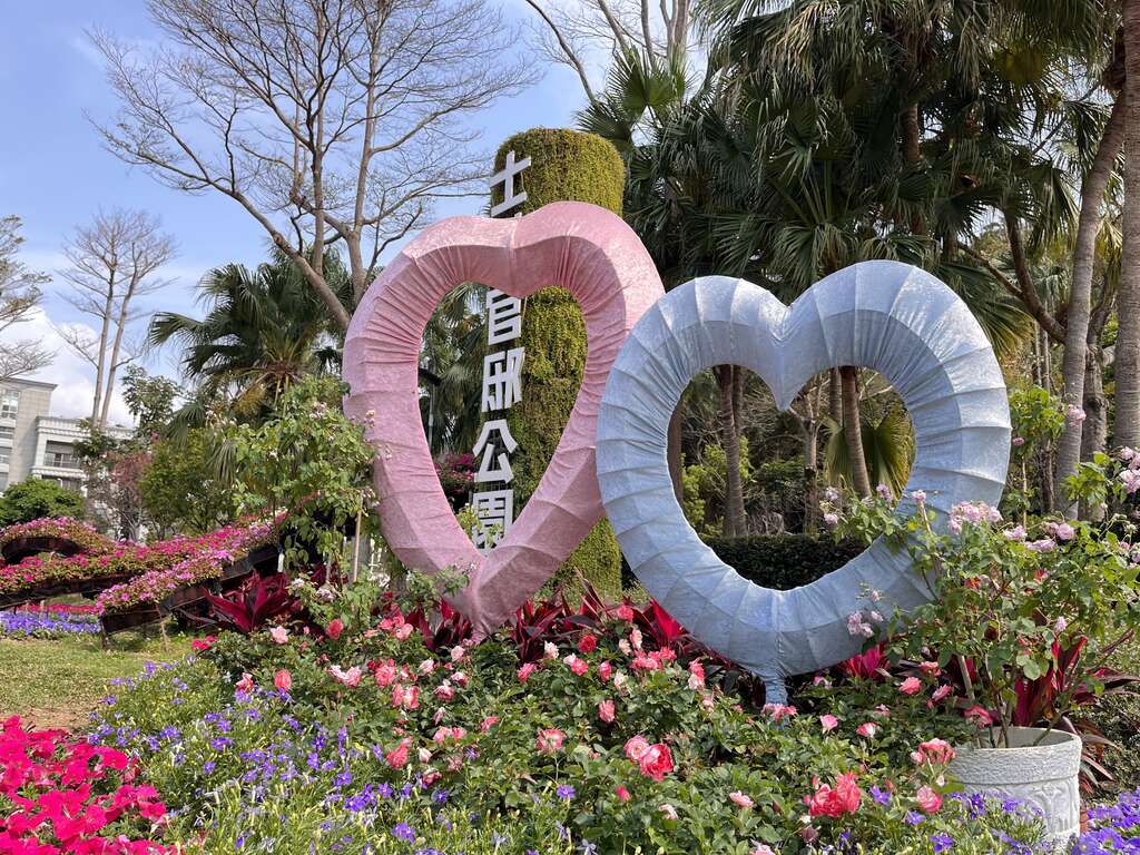 士林官邸公園大門口心心相印玫瑰花打卡裝置(圖片來源：臺北市政府工務局公園路燈工程管理處)