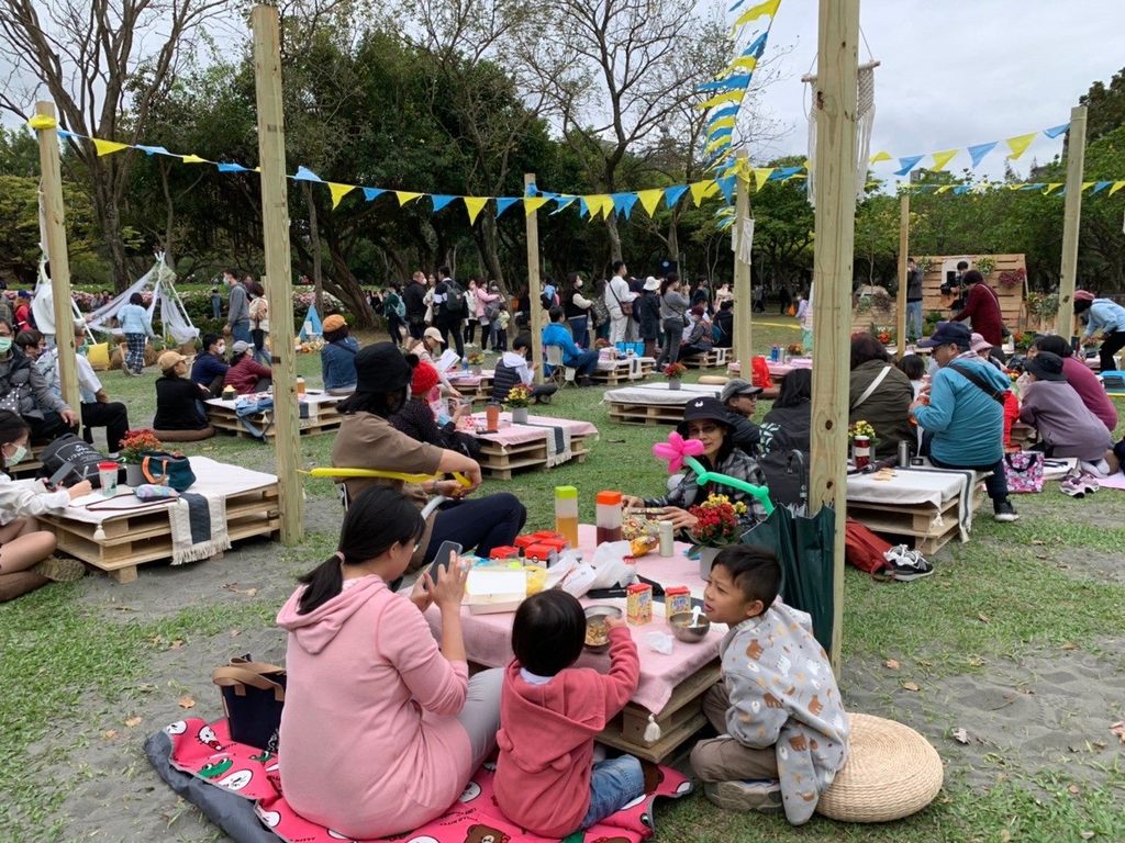民众在野餐大安森林公园享受春日午後时光。