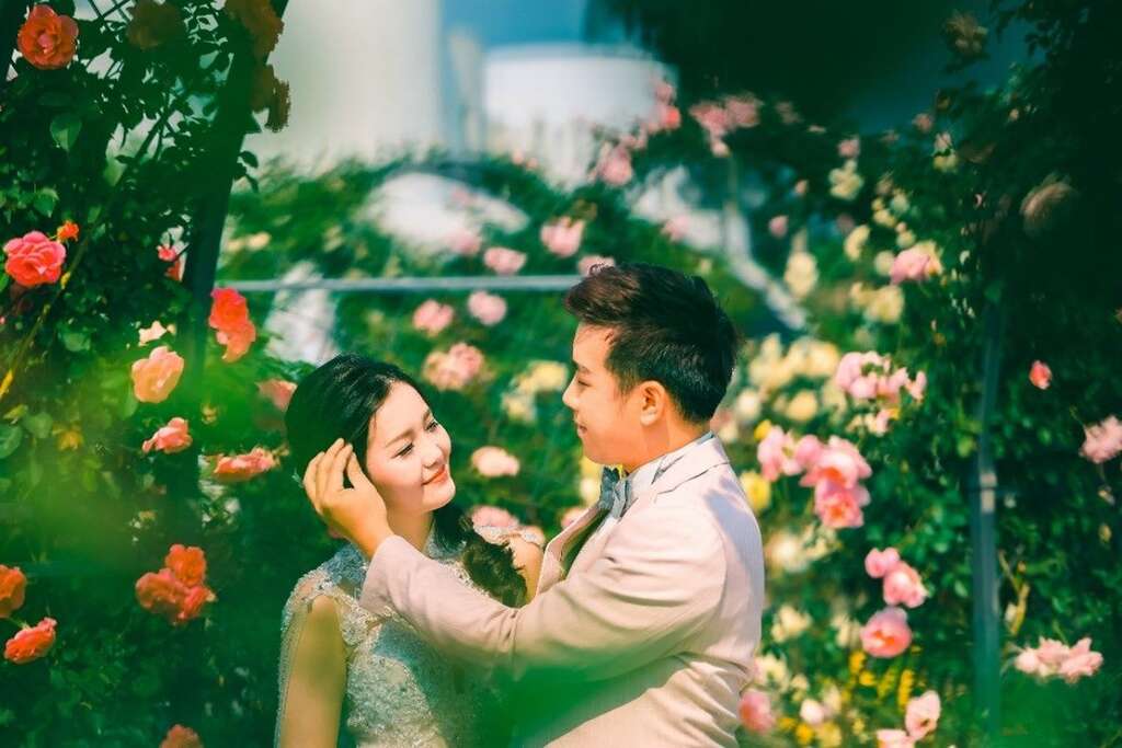吸引新人至臺北玫瑰園取景，讓花季裡的幸福可以留存在新人們的重要時刻。(圖片來源：臺北市政府工務局公園路燈工程管理處)