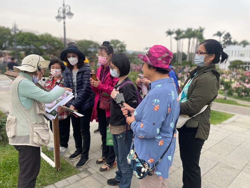 專業志工導覽玫瑰小知識(圖片來源：臺北市政府工務局公園路燈工程管理處)