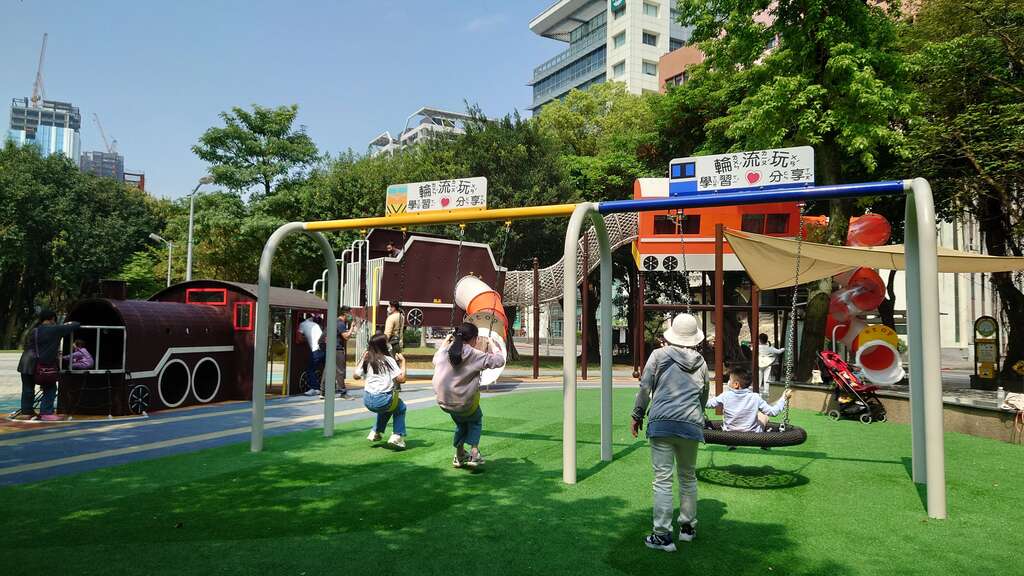 南興公園兒童遊戲場鞦韆(圖片來源：臺北市政府工務局公園路燈工程管理處)