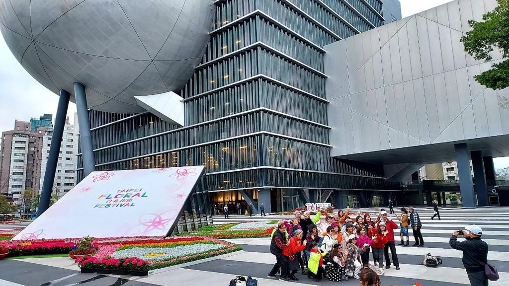 2023台北花節「城市花毯」廣獲好評，民眾在花毯前拍下心目中最美的「城市明信片」。(圖片來源：臺北市政府觀光傳播局)