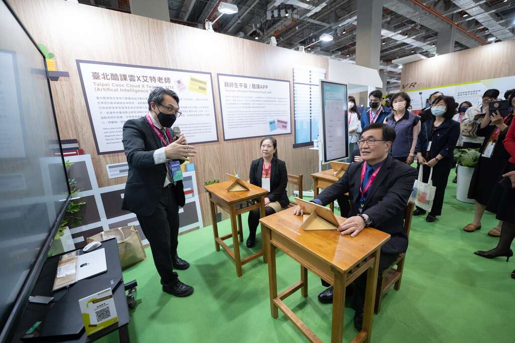 李四川副市長參觀願景館8大智慧應用領域(圖片來源：臺北市政府資訊局)