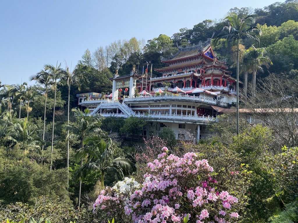 指南宮園區除了氣勢宏偉的宮廟建築，還有景緻優美的園林造景及豐富植栽，讓人流連忘返。