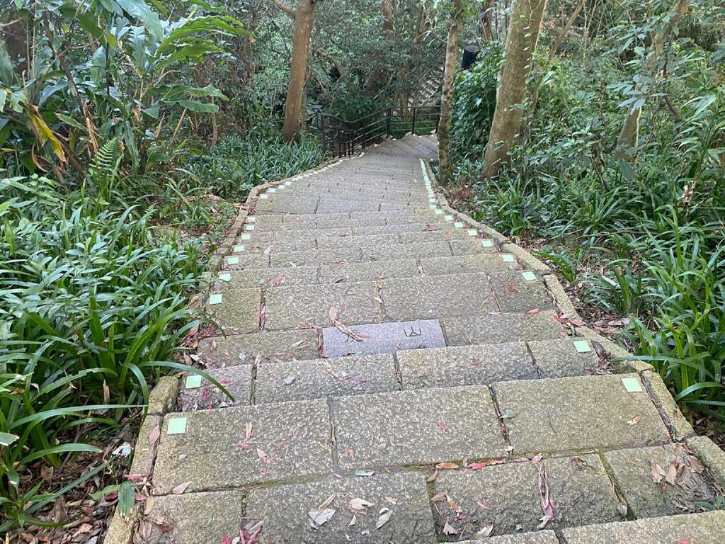萤光地贴维护更新完成。(图片来源：台北市政府工务局大地工程处)