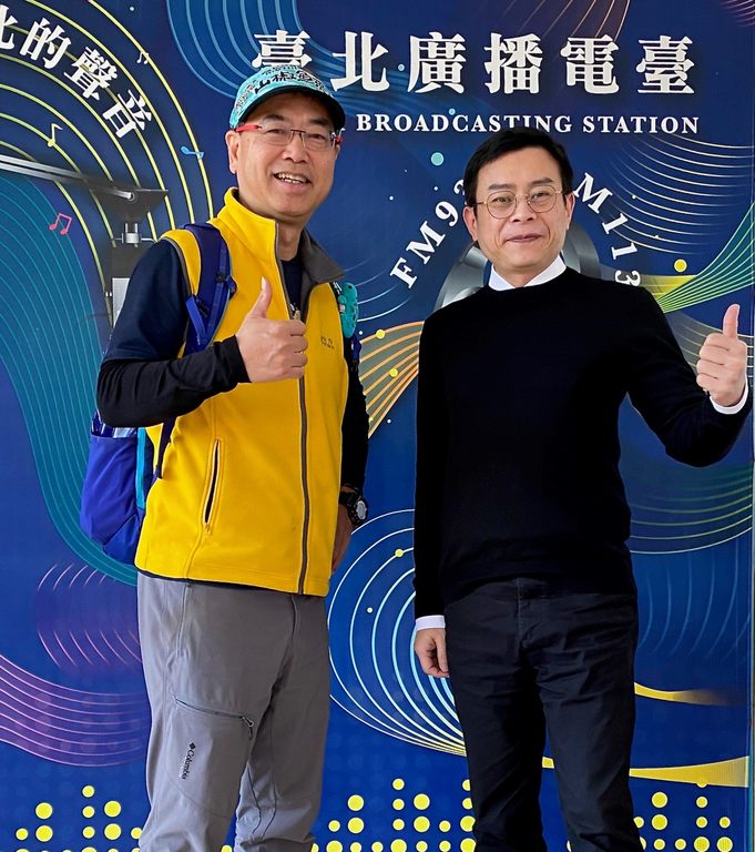 生态纪录片导演麦觉明（左）接受台北电台《永续长报告》节目主持人王鼎钧（右）专访。
