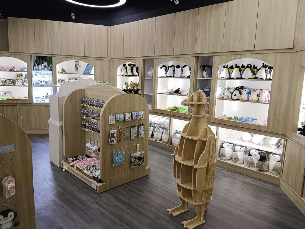 全新开幕的企鹅小舖，不仅商店形象全新升级，更结合「保育、教育、文创」意涵(图片来源：台北市立动物园)
