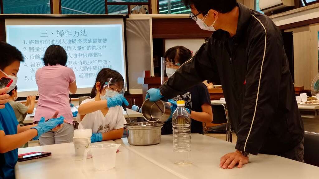 香药皂DIY(图片来源：台北市政府工务局大地工程处)