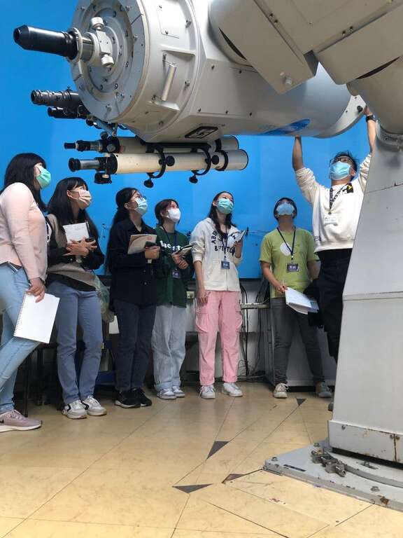 望远镜观星(图片来源：台北市立天文科学教育馆)