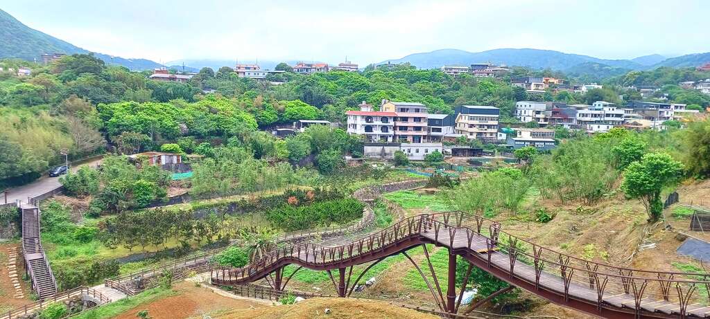 鹅尾山水田最顶处眺望平等农业社区(图片来源：台北市政府工务局大地工程处)