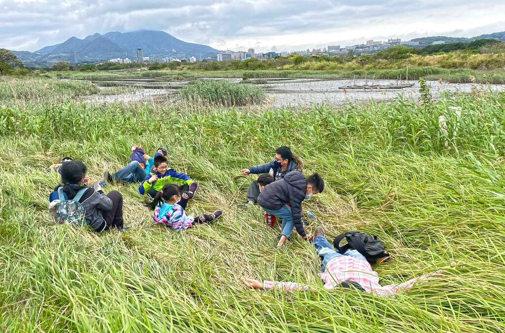 「週末親子環教活動」帶領親子家庭在遊玩與手作中親近濕地，增進親子互動(圖片來源：臺北市政府工務局水利工程處)