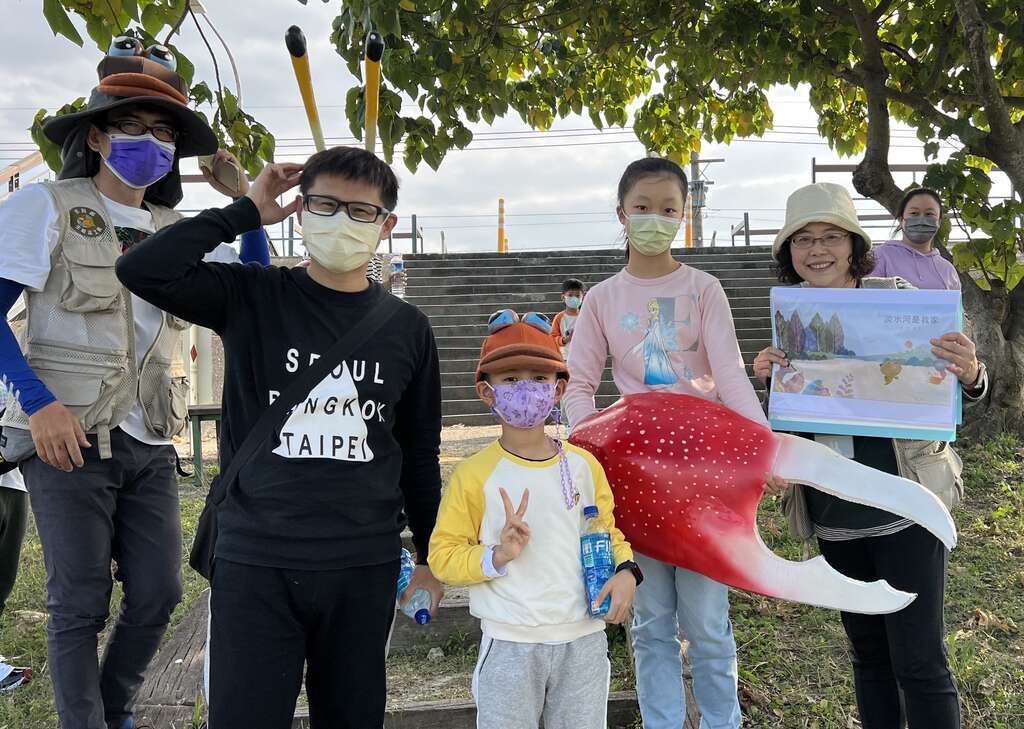 社子島濕地解說小築在今年度推出老少咸宜的多種現場活動，是週末親近自然的好去處。(圖片來源：臺北市政府工務局水利工程處)