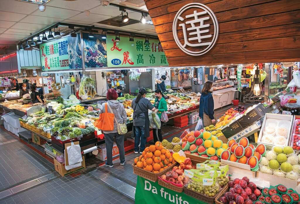 士东市场环境整齐清洁，且有丰富的四季旬味。（摄影／李智为）