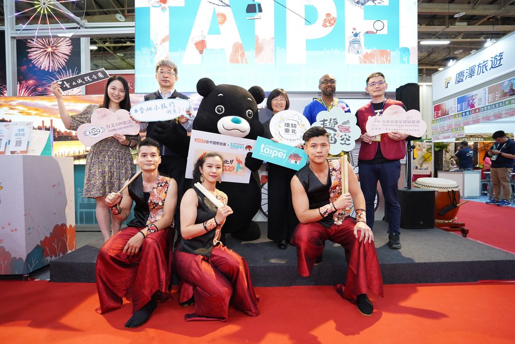 台北市观传局陈淑慧局长、台中市观旅局陈育正副局长、圣文森及格瑞那丁大使馆公使Mr.Elroy Wilson与台北馆业者及花响鼓乐团於舞台区大合照.JPG