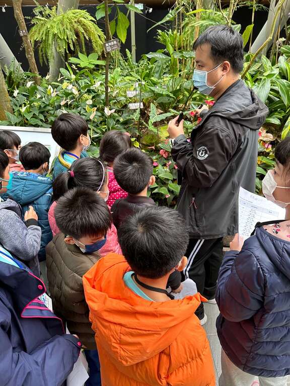 臺北典藏植物園提供民眾多樣課程及導覽解說服務。(圖片來源：臺北市政府工務局公園路燈工程管理處)