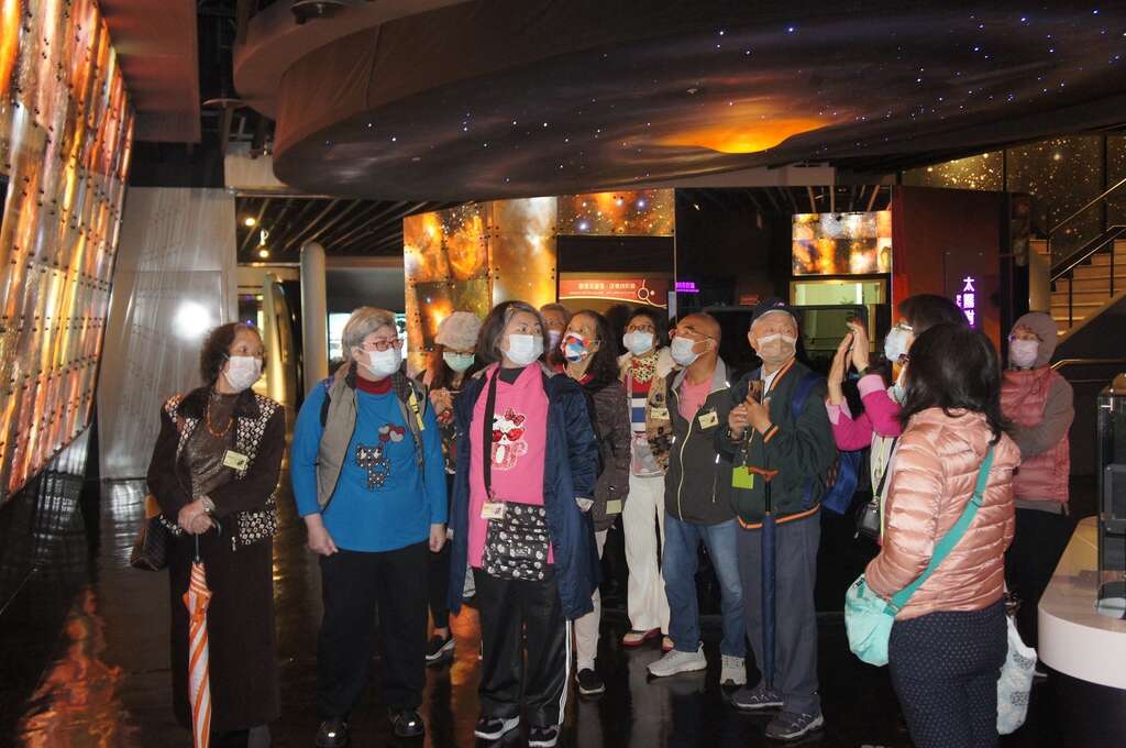 樂齡朋友在天文館展示場聆聽導覽(圖片來源：臺北市立天文科學教育館)