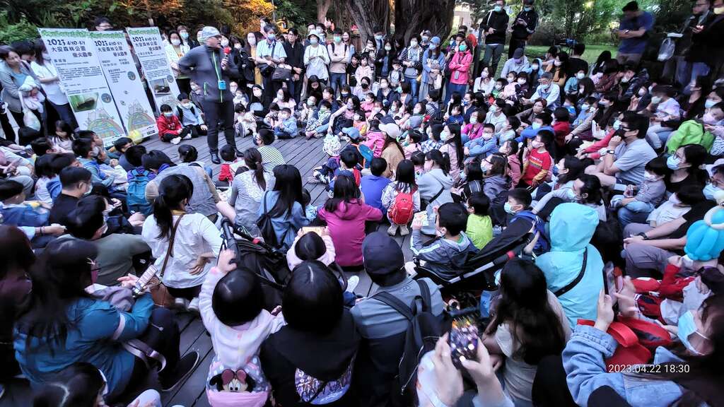 深受民众欢迎的萤火虫导览解说活动(大安基金会提供)