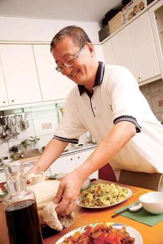 身为悠游卡公司董事长的经济学家林向恺，本身也是一名料理高手。(图片来源：时报出版)