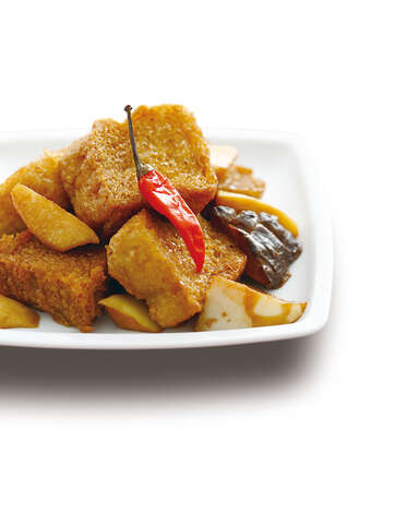 林向恺在5月号《台北画刊》大展厨艺，向读者介绍知名的上海小菜「四喜烤麸」。(图片来源：时报出版)