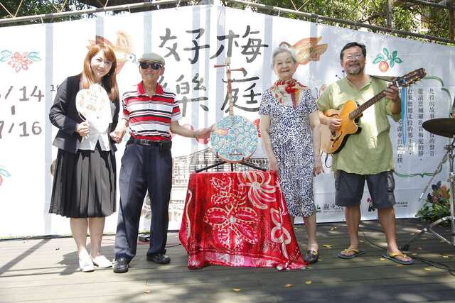 左起-局长简余晏.那卡西大师李炳辉,阿妈画家曾凤丽,民谣大师陈明章揭开彩绘月琴序幕