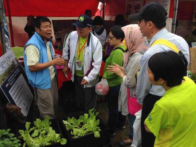 农业技术服务团在生态博览会现场解说，与民众亲切互动。（图／台北市产业发展局提供）.jpg