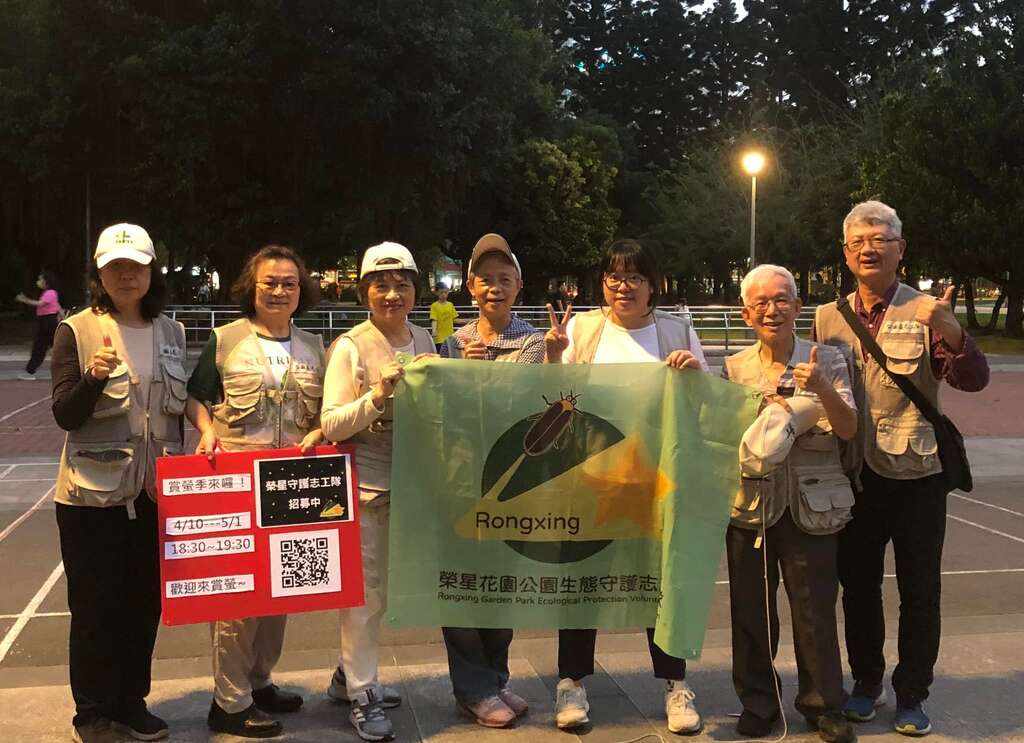 志工在賞螢季期間宣傳第七期志工招募。(圖片來源：臺北市政府工務局公園路燈工程管理處)