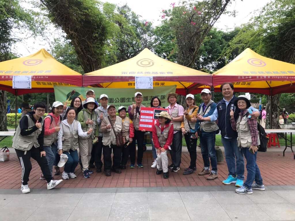 志工配合行仁里辦公處舉辦母親節園遊會，進行環教擺攤及招募第七期志工。(圖片來源：臺北市政府工務局公園路燈工程管理處)