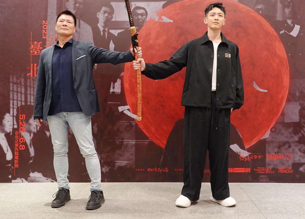 臺北市政府文化局長蔡詩萍贈武士刀給影展嘉賓柯震東，象徵導演事業一路上披荊斬棘(圖片來源：臺北市政府文化局)
