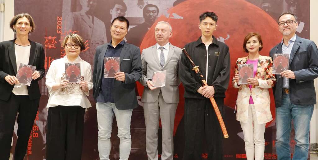 左起，法協處長雷詩雅、策展人楊元鈴、文化局長蔡詩萍、法協主任公孫孟、影展嘉賓柯震東、台灣電影文化協會執行長陳伯任、開幕片發行商佳映娛樂劉嘉明總經理(圖片來源：臺北市政府文化局)