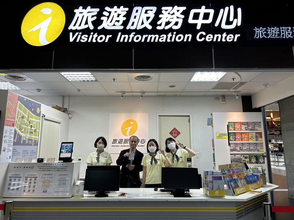最後一天与旅服人员开心留影