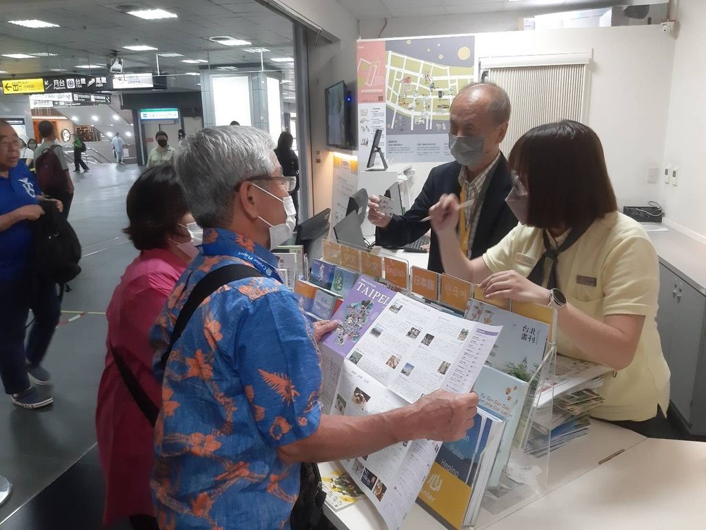 遇到来台湾游玩的日本籍旅客，草间先生提供专业的服务